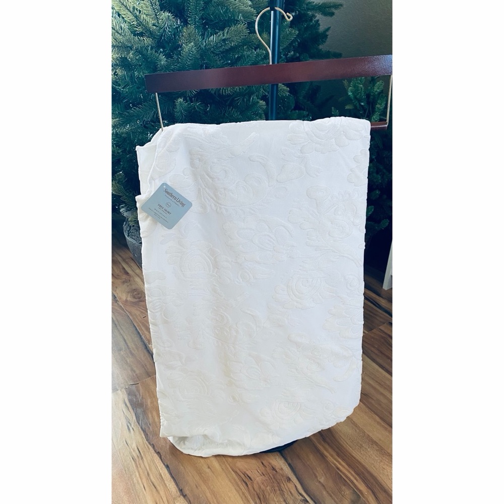 NWT. 58” White Floral Embroidered Fabric Tree Skirt.